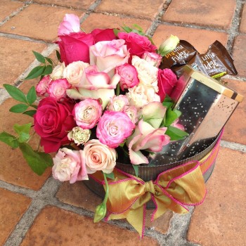 Roses, Candle and Fudge Gift Basket 